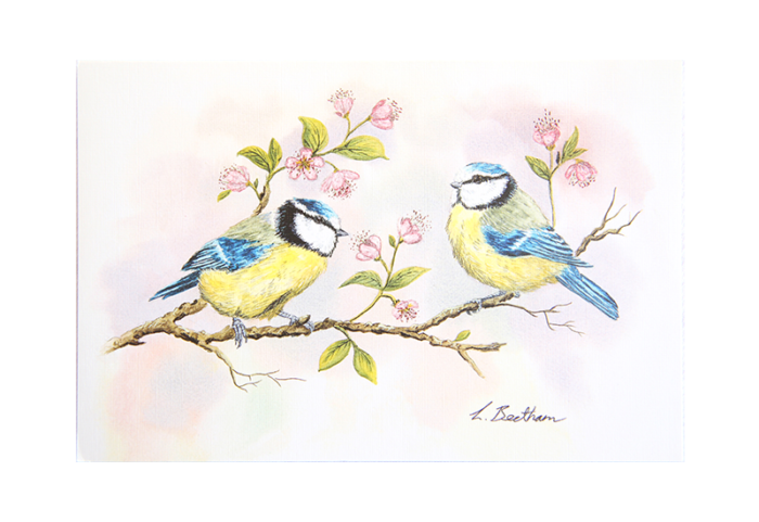 Kort med malerie av to småfugler på en gren med rosa blomster. Bilde.