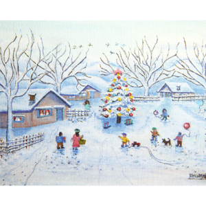 Kort med maleri av noen hus og trær og et stort, pyntet juletre. Barn leker i sneen. Bilde.