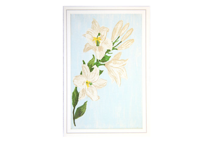 Kort med maleri av hvite liljer på lyseblå bakgrunn. Bilde.