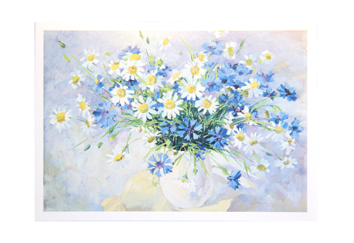Kort med maleri av en vase fylt med prestekrager og blå blomster. Bilde.