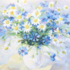 Kort med maleri av en vase fylt med prestekrager og blå blomster. Bilde.