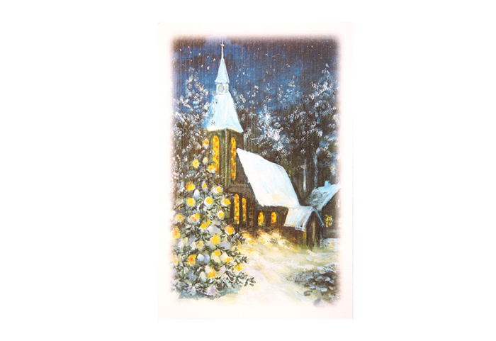 Kort med maleri av en snedekket kirke i en skog med et pyntet juletre foran og lys fra glassmaleri-vinduene. Bilde.