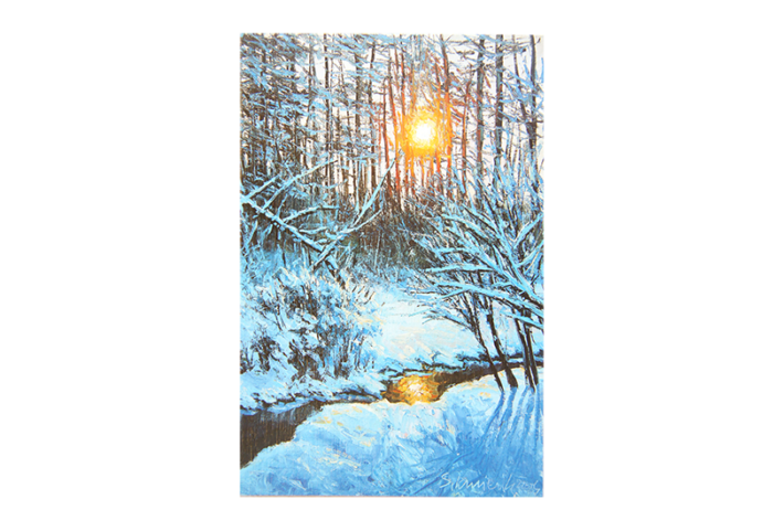 Kort med maleri av en bekk i en snedekket skog med solen som skinner mellom trærne og speiles i bekken. Bilde.