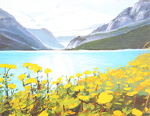 Kort med maleri av en fjord og fjell. Foran ser man en eng med gule blomster. Bilde.