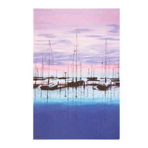 Kort med maleri av en havn med seilbåter i skumringen. Fargene går fra blått til rosa. Bilde.