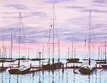 Kort med maleri av en havn med seilbåter i skumringen. Fargene går fra blått til rosa. Bilde.