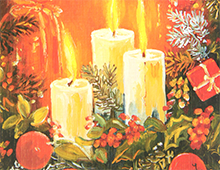 Kort med motiv av tre, brennende starinlys i en juledekorasjon med gran og kristorn. Bilde.