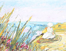 Kort med motiv av en jente i kjole og hatt som sitter på en strand. Foran vises siv og rosa blomster. Bilde.