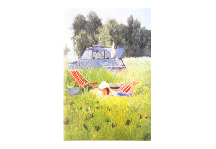 Kort med motiv av en jente som ligger i en eng og leser. Bak ser du en 2cv parkert. Bilde.