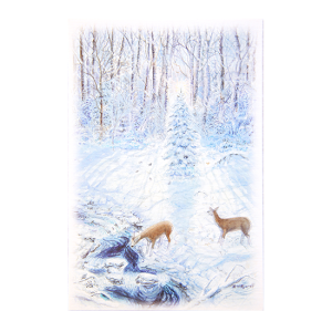 Kort med motiv av to rådyr i snedekket skog som drikker vann fra bekken. Bilde.