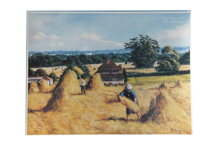 Puslespill med motiv av to mennsker som hesjer høy på en gård. Bilde.