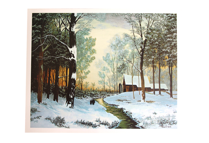 Maleri med motiv av en elv i en snedekket skog. Vi ser også et hus og to mennesker. Bilde.