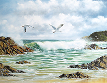 Maleri med motiv av måker som flyr over stranden med bølger som slår mot skjærene. Bilde.