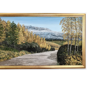 Originalmaleri av munnmaler Sigrid Slora. Høstmotiv med trær, fjell og en liten vei. Bilde.