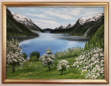 Originalmaleri av munnmaler Sigrid Slora. Naturmotiv med vann, fjell og trær. Bilde.