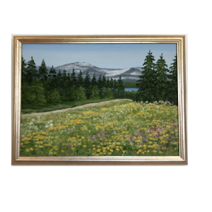 Originalmaleri av munnmaler Sigrid Slora. Naturmotiv med blomstereng, trær og fjell. Bilde.