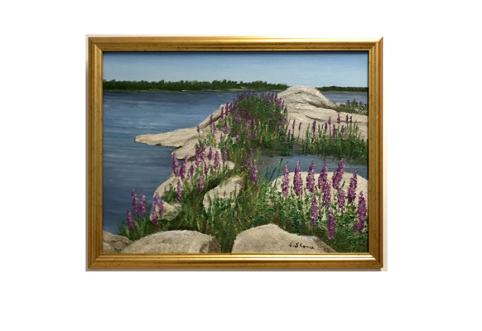 Originalmaleri av munnmaler Sigrid Slora. Naturmotiv med svaberg, rosa blomster og vann. Bilde.