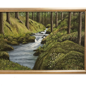 Originalmaleri av munnmaler Sigrid Slora. Naturmotiv med en rennende elv og skog rundt. Bilde.