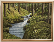 Originalmaleri av munnmaler Sigrid Slora. Naturmotiv med en rennende elv og skog rundt. Bilde.