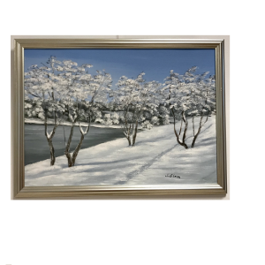 Originalmaleri av munnmaler Sigrid Slora. Vintermotiv med vann, snø og trær. Bilde.
