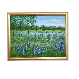 Originalmaleri av munnmaler Sigrid Slora. Naturmotiv med blå blomster, trær og et lite vann. Bilde.