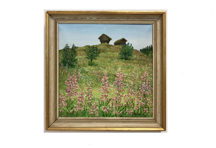 Originalmaleri av munnmaler Sigrid Slora. Naturmotiv med stabbur, laftet hytte og rosa blomster. Bilde.