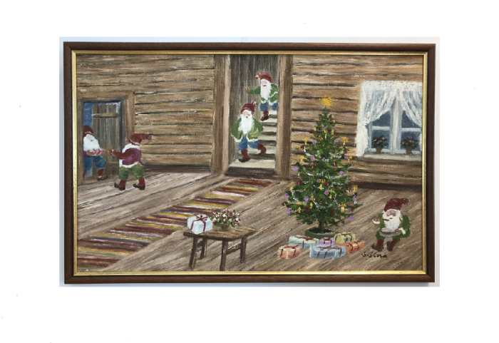 Originalmaleri av munnmaler Sigrid Slora. Julemotiv med fem nisser i et laftet hus med julegaver og juletre. Bilde.