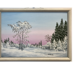 Originalmaleri av munnmaler Sigrid Slora. Vintermotiv med snødekte trær og et nydelig lys på himmelen. Bilde.