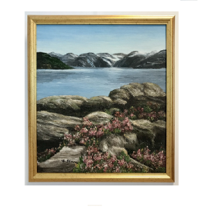 Originalmaleri av munnmaler Sigrid Slora. Naturmotiv av vann, svaberg, blomster og fjell. Bilde.