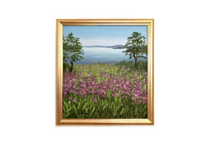 Originalmaleri av munnmaler Sigrid Slora. Naturmotiv med rosa blomster, et vann og to trær. Bilde.