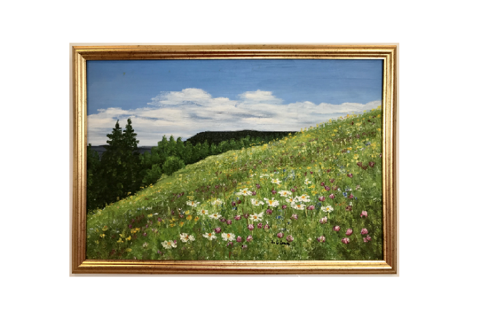 Originalmaleri av munnmaler Sigrid Slora. Naturmotiv med blomstereng, trær og blå himmel. Bilde.