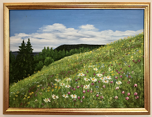 Originalmaleri av munnmaler Sigrid Slora. Naturmotiv med blomstereng, trær og blå himmel. Bilde.