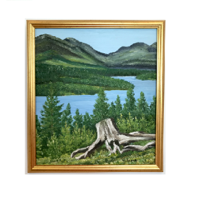 Originalmaleri av munnmaler Sigrid Slora. Naturmotiv med elv og en stubbe. Bilde.