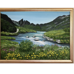 Originalmaleri av munnmaler Sigrid Slora. Naturmotiv med elv, gule og rosa blomster. Bilde.