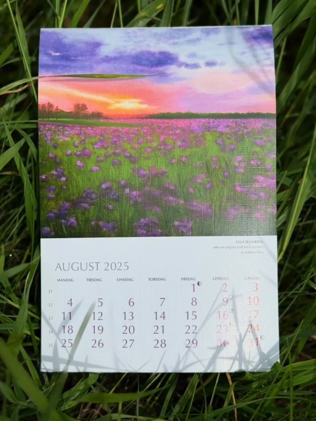 August er her allerede og vi holder fortsatt på den varme kveldssola. «LILLA SKUMRING» etter en original malt med munnen av KAILEEN SELIG (NELSON). August motiv i vår Kunstkalender for 2025 @mfkforlag 
.
#kunst #mfkforlag #munnmaler #fotmaler #vdmfk #julekort #kunstkalender #kalender #gratulasjonskort #puslespill #barnebøker #art #fineart #oilpainting #watercolour #acrylic #mouthpainter #footpainter  #mfpa #artbymouth  #artbyfoot #mfpaNorway #artbymouth   #artbyfoot